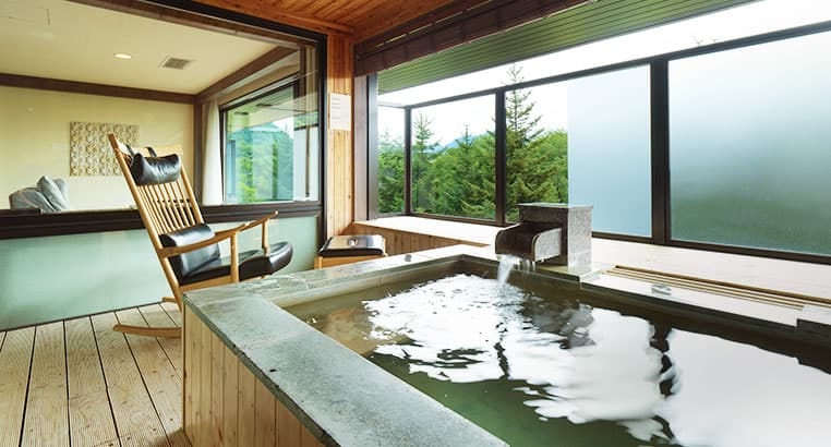 Mizu no Uta's open-air onsen room beside Lake Shikotsu