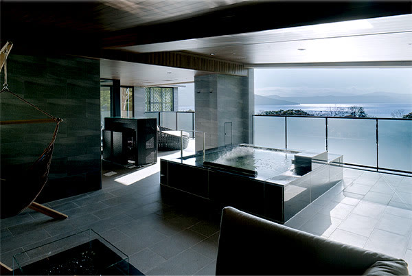 An open-air bath at the edge of Lake Shikotsu