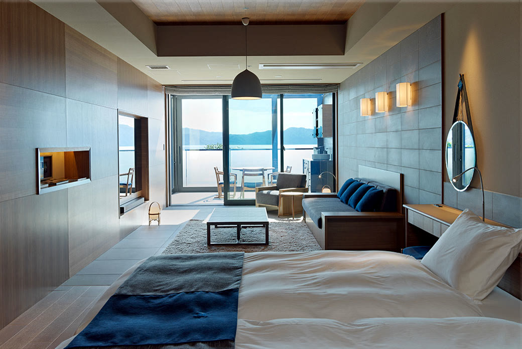 A suite with an open-air bath at the edge of Lake Shikotsu